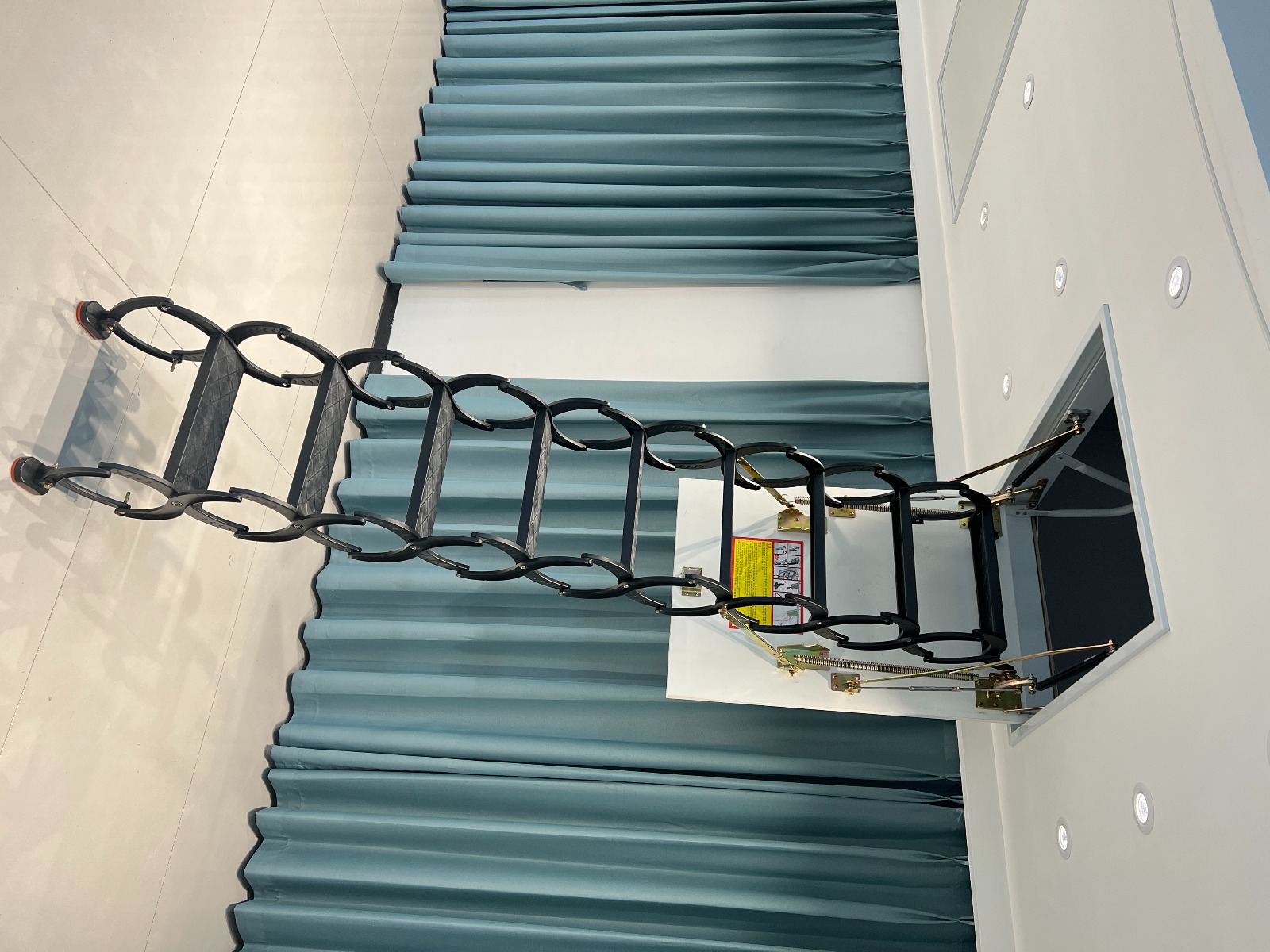 Лестница ножничная металлическая LOFTSTEP LCS (CH) 80х120х300см Fakro купить в Санкт-Петербурге