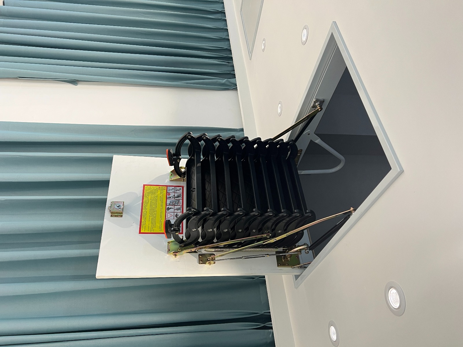 Лестница ножничная металлическая LOFTSTEP LCS (CH) 70х120х300см Fakro купить в Санкт-Петербурге