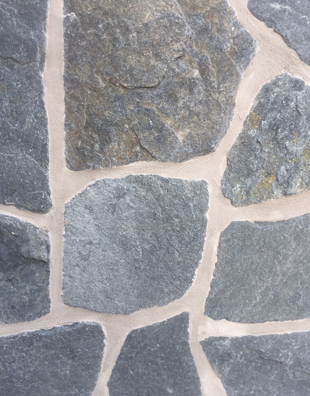 Кварцит черный златолит рваный край 15-20мм Camonica купить в Санкт-Петербурге