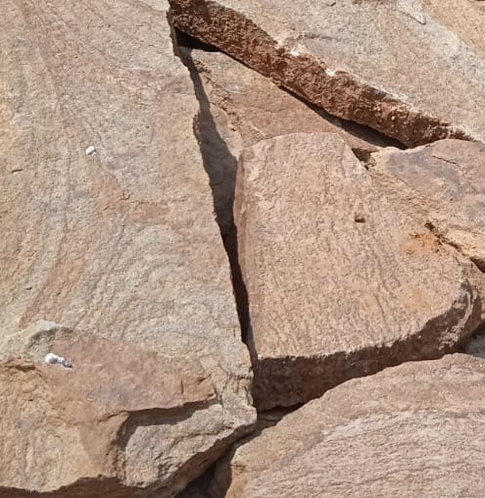 Песчаник желто-рыжий, рваный край 30-40 мм купить в Санкт-Петербурге