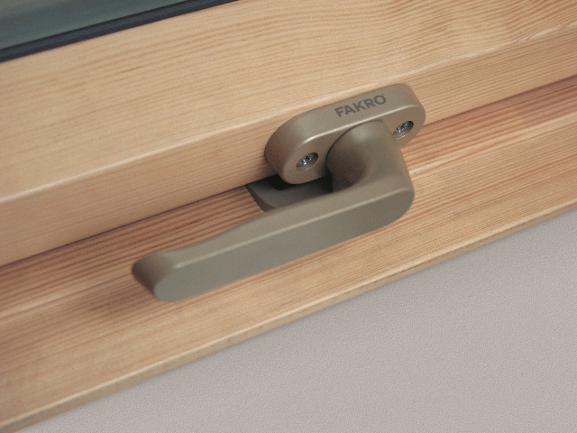 Мансардное окно Fakro STANDART, FTS-V U4 с вентклапаном 55х78 см купить в Санкт-Петербурге